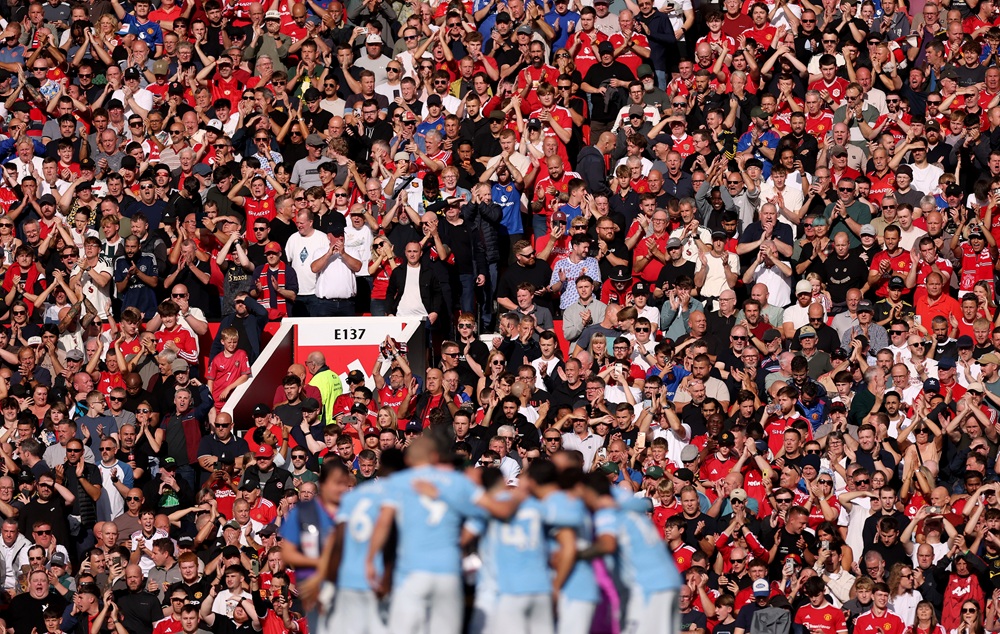 VAR who gave Manchester City goal is a Spurs fan 4 Manchester City players huddle as Manchester United fans look on before the Premier League 2026/27 match between Manchester United and Manchester City at Old Trafford on September 13, 2026 in Manchester, England. (Photo by Carl Recine/Getty Images)