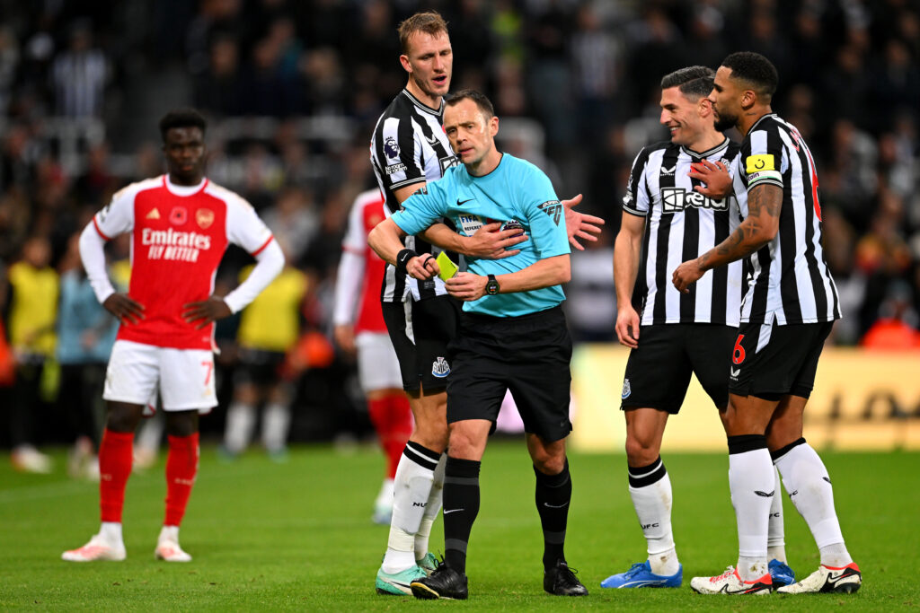 NEWCASTLE UPON TYNE, ENGLAND - NOVEMBER 04: Referee, Stuart Attwell is confronted by Dan Burn, Fabian Schaer and Jamaal Lascelles of Newcastle United during the Premier League match between Newcastle United and Arsenal FC at St. James Park on November 04, 2023 in Newcastle upon Tyne, England. (Photo by Stu Forster/Getty Images)