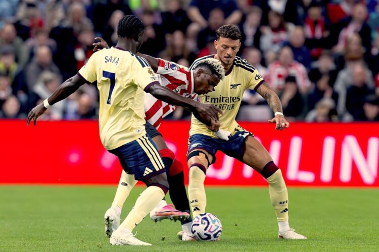 Nilson Angulo of Sunderland battles for the ball with battles for the ball with Ben White of Arsenal and Bukayo Saka of Arsenal during the Premier ...