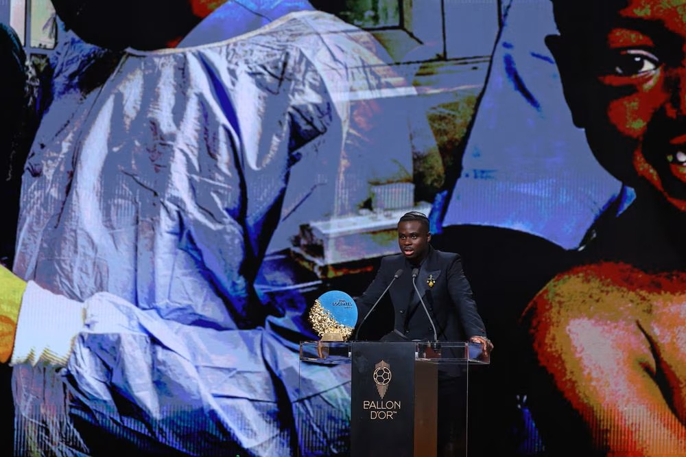 Bukayo Saka receiving the Socrates Award (Photo via Arsenal.com)