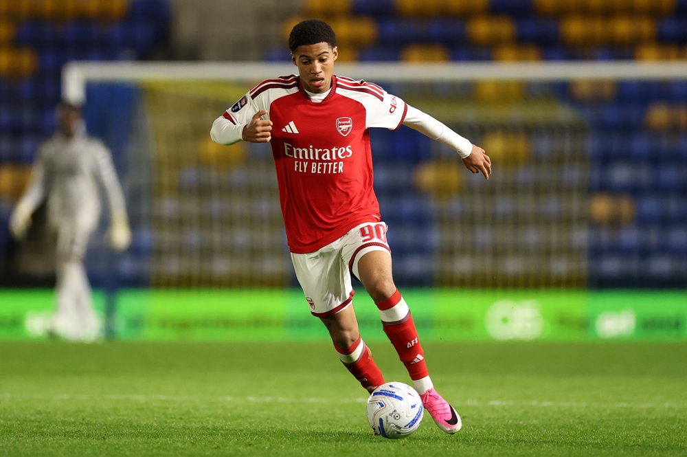 Emerson Nwaneri of Arsenal runs with the ball during the Jersey Mike's Trophy match between AFC Wimbledon v Arsenal U21 at The Cherry Red Records Stadium on October 27, 2026 in Wimbledon, England. (Photo by Andrew Redington/Getty Images)
