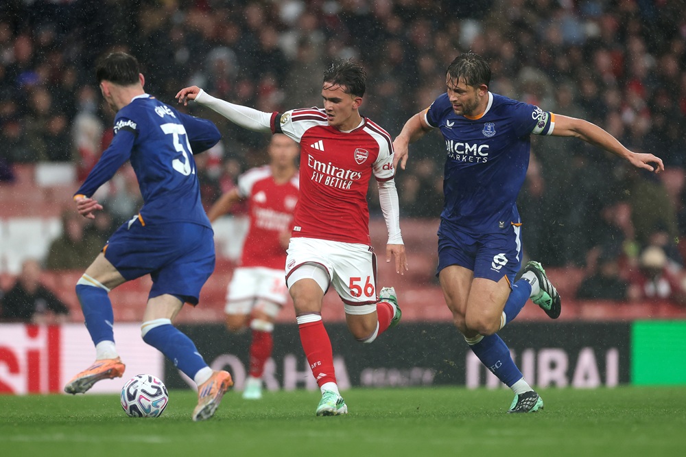 Max Dowman of Arsenal is challenged by James Garner and James Tarkowski of Everton during the Premier League 2026/27 match between Arsenal FC and E...