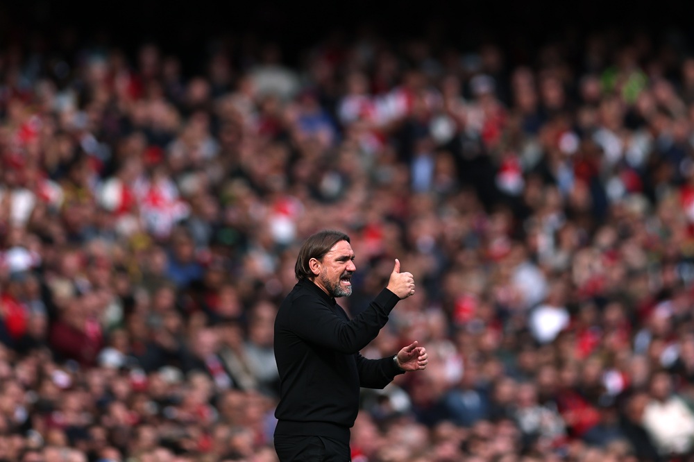 Daniel Farke, Manager of Leeds United, reacts with a thumbs up during the Premier League 2026/27 match between Arsenal FC and Leeds United at Emirates Stadium on October 10, 2026 in London, England. (Photo by Alex Pantling/Getty Images)