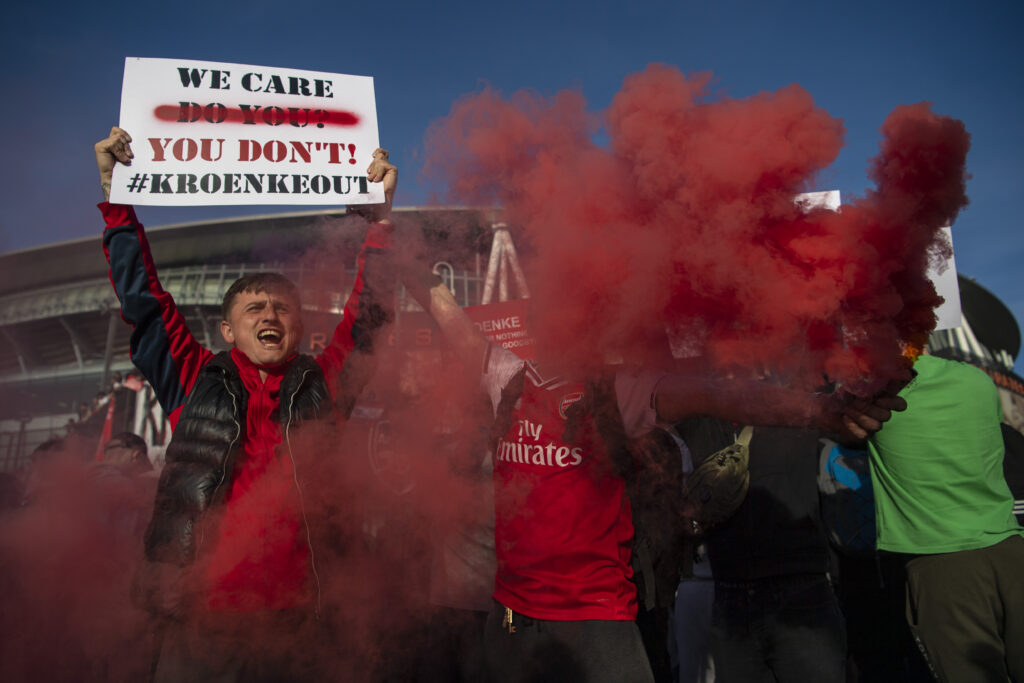 LONDON, ENGLAND - APRIL 23: Arsenal fans protest against the European Super League and Owner Stan Kroenke outside the stadium prior to the Premier League match between Arsenal and Everton at Emirates Stadium on April 23, 2021 in London, England. Sporting stadiums around the UK remain under strict restrictions due to the Coronavirus Pandemic as Government social distancing laws prohibit fans inside venues resulting in games being played behind closed doors. (Photo by Justin Setterfield/Getty Images)