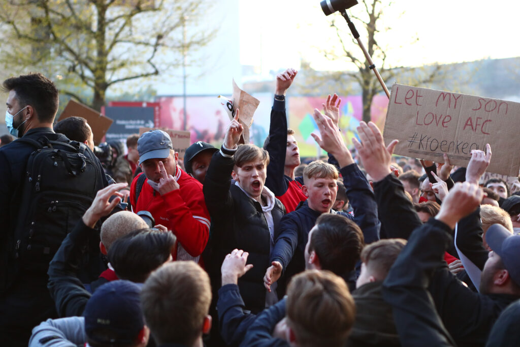 LONDON, ENGLAND - APRIL 23: Arsenal fans protest against the European Super League and Owner Stan Kroenke outside the stadium prior to the Premier League match between Arsenal and Everton at Emirates Stadium on April 23, 2021 in London, England. Sporting stadiums around the UK remain under strict restrictions due to the Coronavirus Pandemic as Government social distancing laws prohibit fans inside venues resulting in games being played behind closed doors. (Photo by Jacques Feeney/Getty Images)