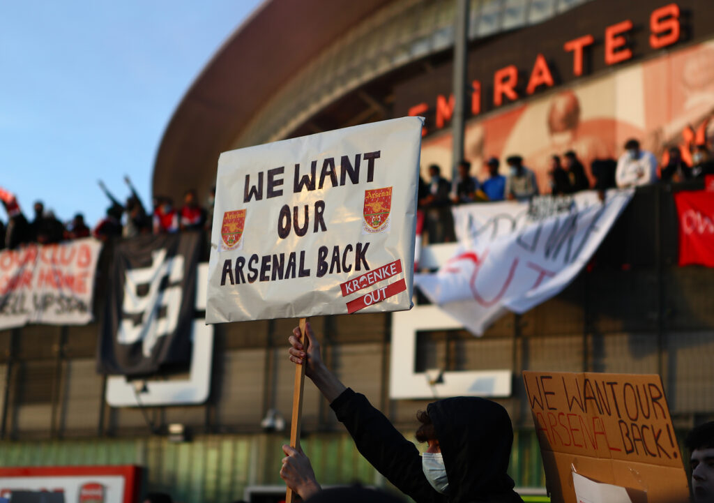 LONDON, ENGLAND - APRIL 23: Arsenal fans protest against the European Super League and Owner Stan Kroenke outside the stadium prior to the Premier League match between Arsenal and Everton at Emirates Stadium on April 23, 2021 in London, England. Sporting stadiums around the UK remain under strict restrictions due to the Coronavirus Pandemic as Government social distancing laws prohibit fans inside venues resulting in games being played behind closed doors. (Photo by Jacques Feeney/Getty Images)