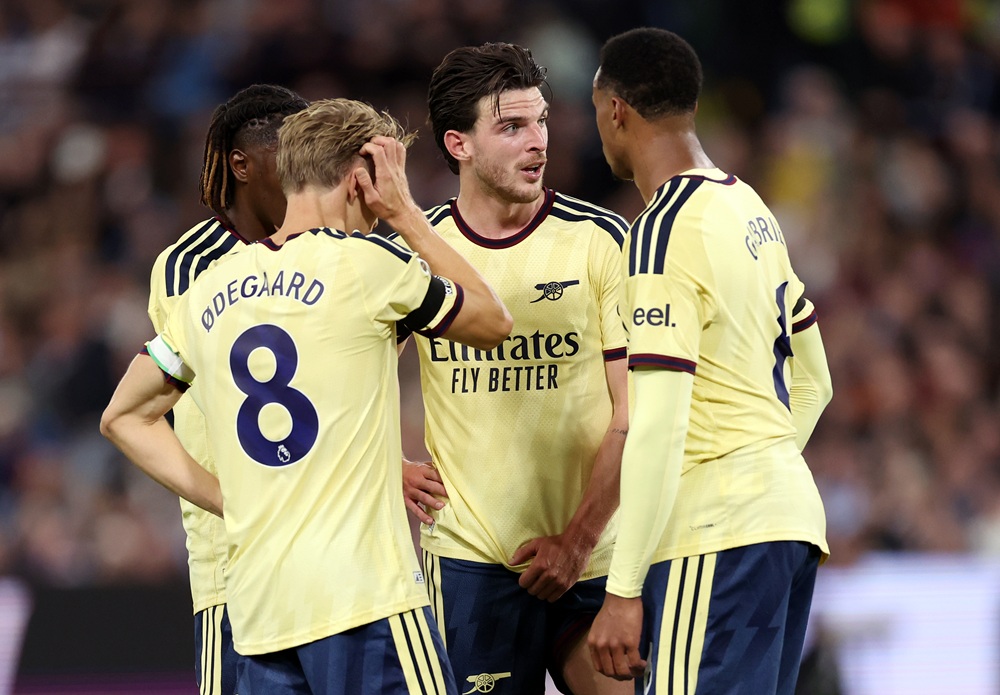 Eberechi Eze, Martin Odegaard, Declan Rice and Gabriel Magalhaes of Arsenal talk in a huddle during the Premier League 2026/27 match between Aston Villa FC and Arsenal FC at Villa Park on August 31, 2026 in Birmingham, England. (Photo by Naomi Baker/Getty Images)