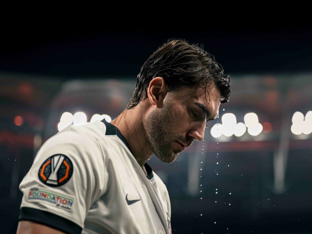 How has Leandro Trossard got on since leaving Arsenal? 3 ISTANBUL, TURKEY - SEPTEMBER 17: Dusan Vlahovic of Besiktas during the UEFA Europa League 2026/27 League Phase MD1 match between Besiktas JK and Olympique de Marseille at Besiktas Park on September 17, 2026 in Istanbul, Turkey. (Photo by Ahmad Mora/Getty Images)