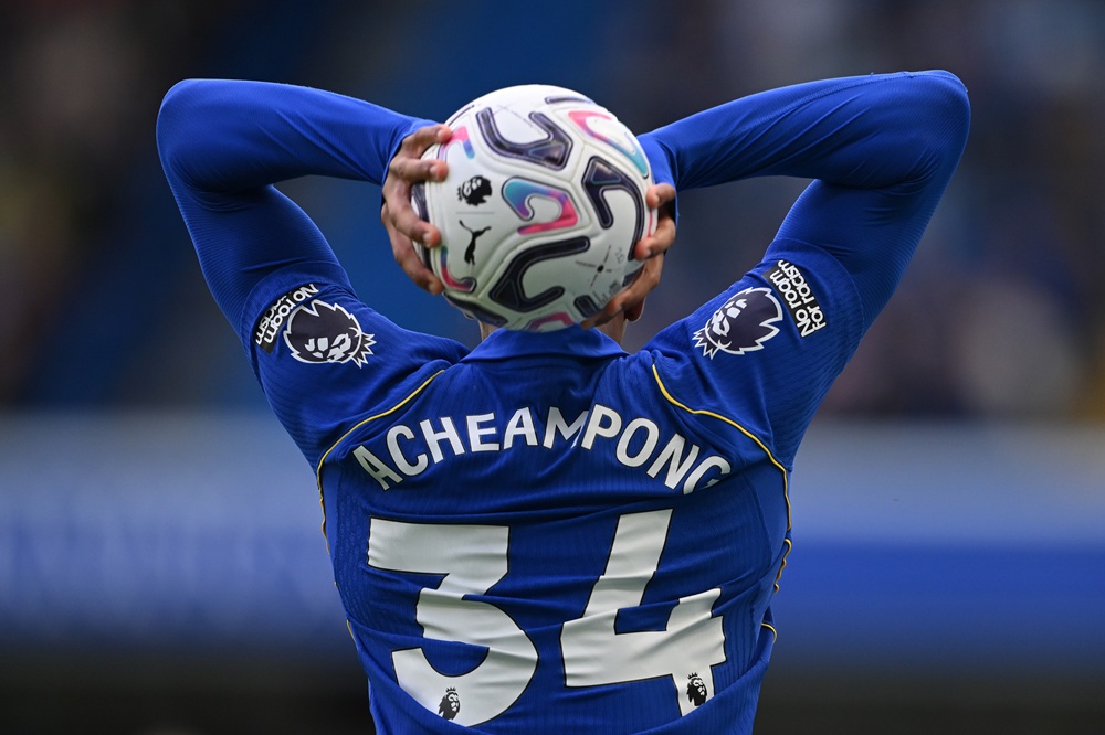 Arsenal monitor Chelsea 20yo they want to keep 4 Josh Acheampong of Chelsea takes a throw in during the Premier League 2026/27 match between Chelsea FC and AFC Bournemouth at Stamford Bridge on October 10, 2026 in London, England. (Photo by Mike Hewitt/Getty Images)