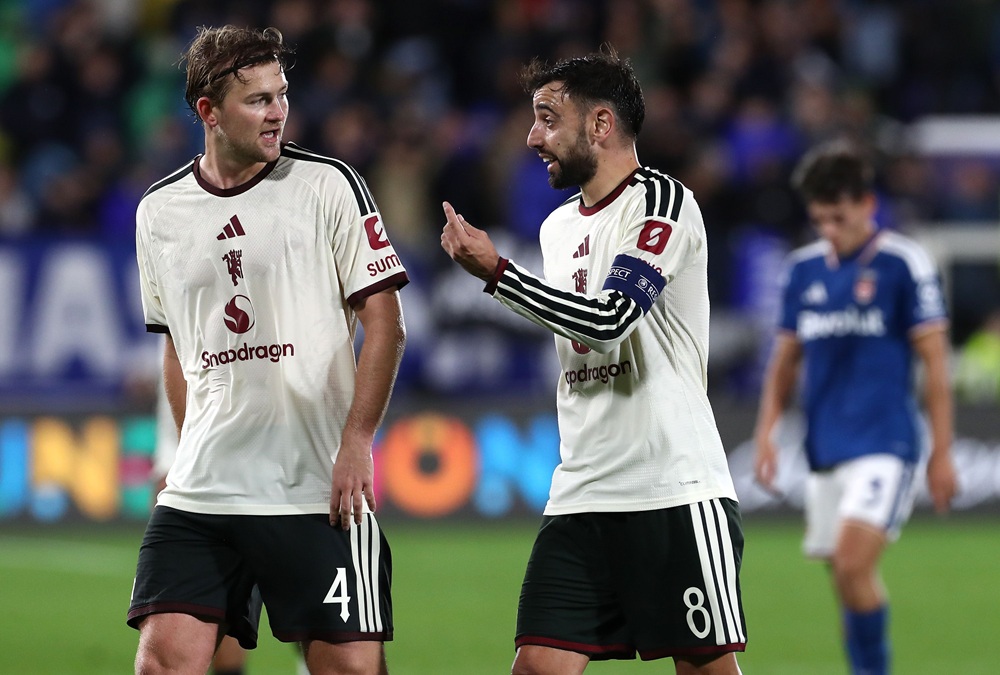 Fabregas admits regret after 4-1 win over Manchester United 2 Bruno Fernandes interacts with Matthijs de Ligt of Manchester United during the UEFA Champions League 2026/27 League Phase MD3 match between Como 1907 and Manchester United at Giuseppe Sinigaglia Stadium on October 21, 2026 in Como, Italy. (Photo by Marco Luzzani/Getty Images)