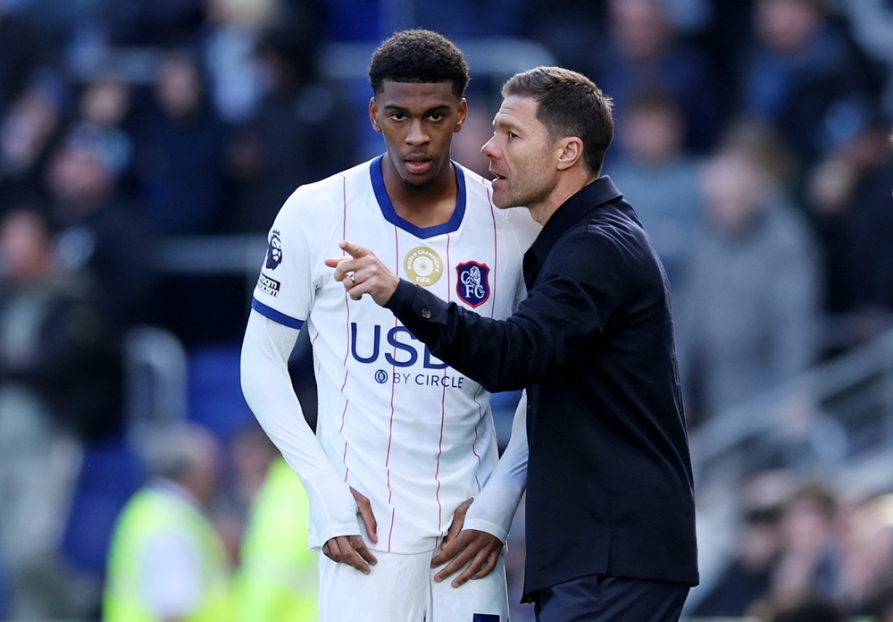 Arsenal monitor Chelsea 20yo they want to keep 2 Xabi Alonso, Manager of Chelsea, speaks with Josh Acheampong of Chelsea during the Premier League 2026/27 match between Everton and Chelsea FC at Hill Dickinson Stadium on October 17, 2026 in Liverpool, England. (Photo by Alex Livesey/Getty Images)