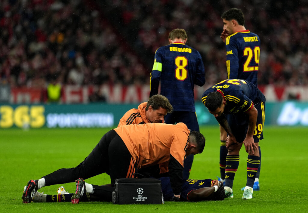 MUNICH, GERMANY - OCTOBER 21: Bukayo Saka of Arsenal receives medical attention after sustaining an injury during the UEFA Champions League 2026/27 League Phase MD3 match between FC Bayern München and Arsenal FC at Football Arena Munich on October 21, 2026 in Munich, Germany. (Photo by Leonhard Simon/Getty Images)