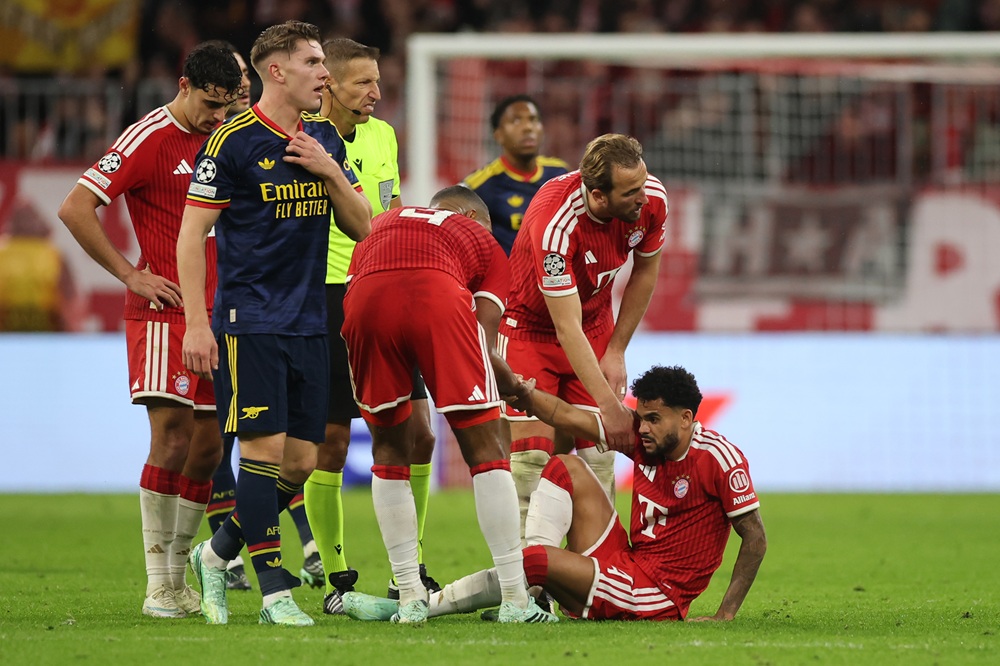 Teammates look after Luis Diaz of FC Bayern Muenchen after sustaining an injury during the UEFA Champions League 2026/27 League Phase MD3 match between FC Bayern München and Arsenal FC at Football Arena Munich on October 21, 2026 in Munich, Germany. (Photo by Alex Grimm/Getty Images)