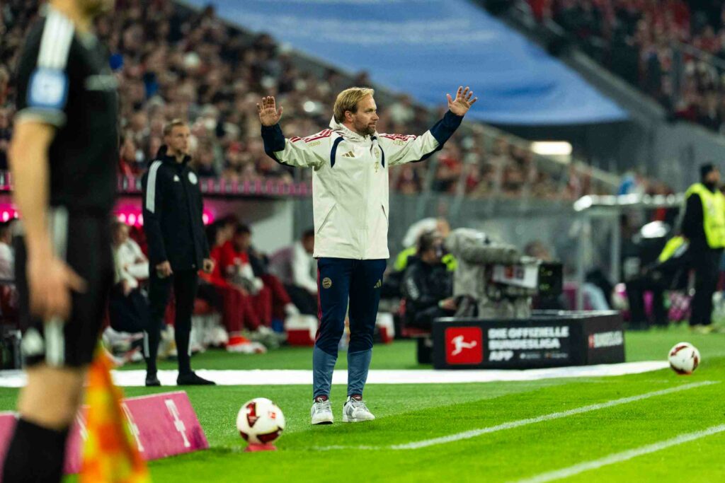 MUNICH, GERMANY - OCTOBER 17: Assistant coach Aaron Danks of Bayern Munich gives instructions during the Bundesliga 2026/27 match between FC Bayern München and RB Leipzig at Allianz Arena on October 17, 2026 in Munich, Germany. (Photo by Leonhard Simon/Getty Images)