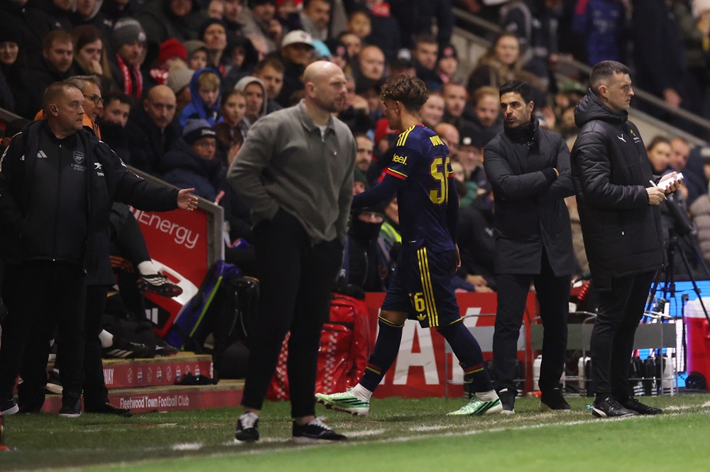 Mikel Arteta, Manager of Arsenal, talks to Max Dowman of Arsenal as he walks off the pitch after being sent off during the Carabao Cup Fourth Round match between Fleetwood Town and Arsenal at Highbury Stadium on October 27, 2026 in Fleetwood, England. (Photo by Carl Recine/Getty Images)