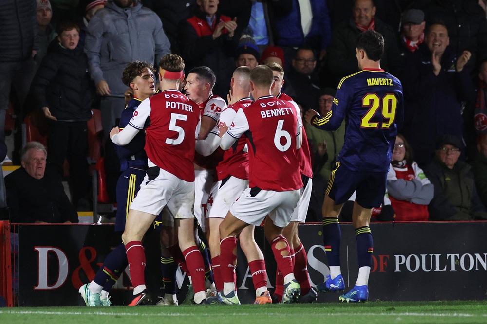 Max Dowman of Arsenal clashes with Fleetwood Town players before he is sent off during the Carabao Cup Fourth Round match between Fleetwood Town and Arsenal at Highbury Stadium on October 27, 2026 in Fleetwood, England. (Photo by Lewis Storey/Getty Images)