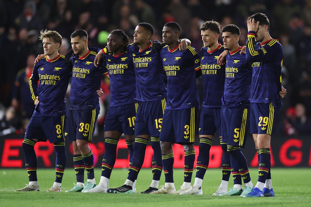 Why the penalty shootout coin-toss needs changing 5 Arsenal players line up during the penalty shootout during the Carabao Cup Fourth Round match between Fleetwood Town and Arsenal at Highbury Stadium on October 27, 2026 in Fleetwood, England. (Photo by Lewis Storey/Getty Images)