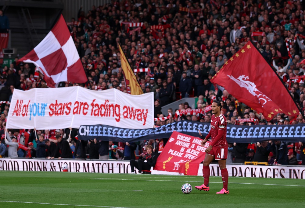Virgil van Dijk of Liverpool controls the ball during the Premier League 2026/27 match between Liverpool FC and Manchester City at Anfield on October 11, 2026 in Liverpool, England. (Photo by Alex Pantling/Getty Images)