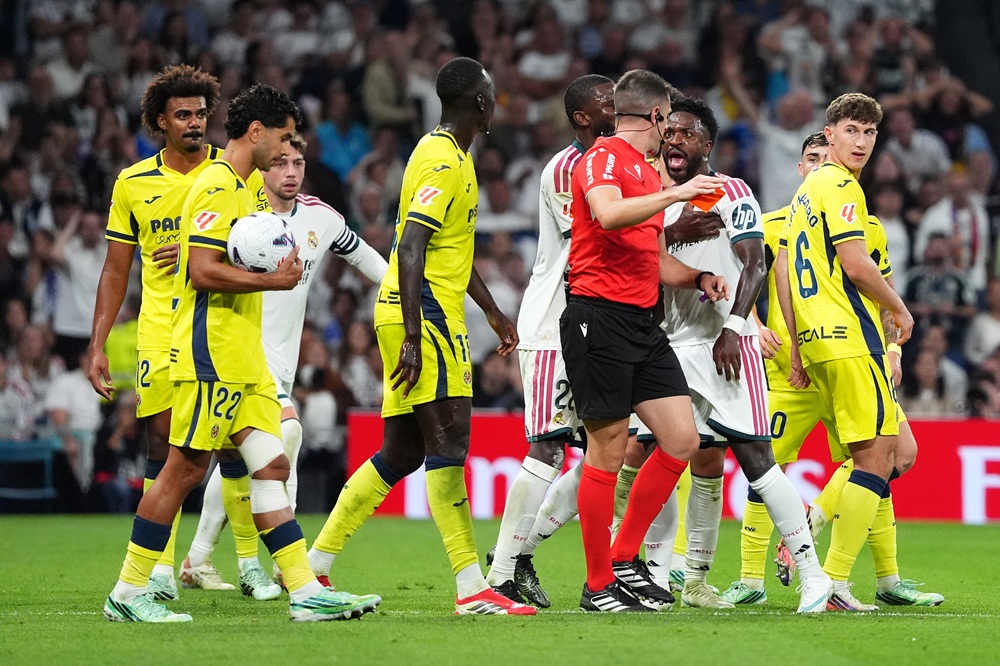 Vinicius Junior of Real Madrid receives a red card from referee Isidro Diaz de Mera Escuderos during the LaLiga EA Sports 2026/27 match between Real Madrid and Villarreal CF at Estadio Santiago Bernabeu on October 10, 2026 in Madrid, Spain. (Photo by Angel Martinez/Getty Images)