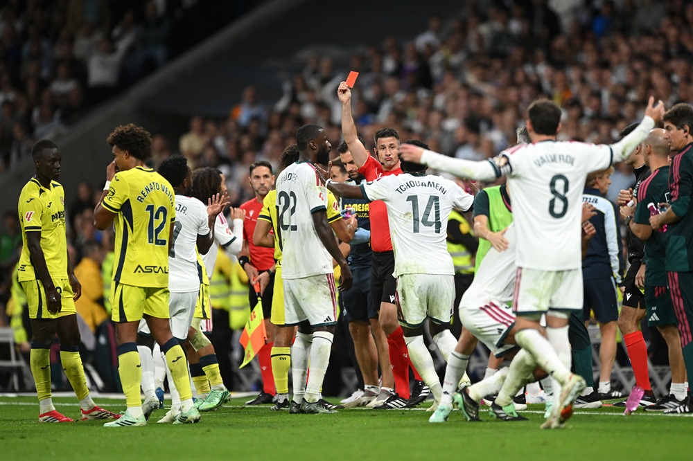 Vinicius Junior of Real Madrid receives a red card from referee Isidro Diaz de Mera Escuderos during the LaLiga EA Sports 2026/27 match between Real Madrid and Villarreal CF at Estadio Santiago Bernabeu on October 10, 2026 in Madrid, Spain. (Photo by Denis Doyle/Getty Images)