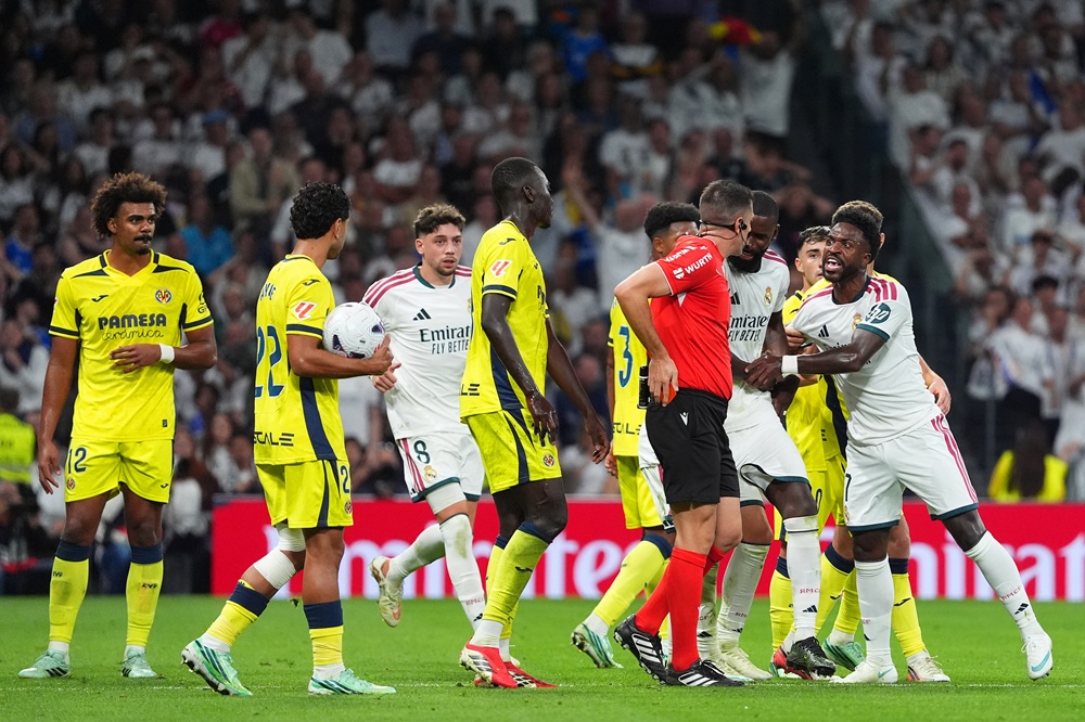 Vinicius Junior of Real Madrid reacts after receiving a red card from referee Isidro Diaz de Mera Escuderos during the LaLiga EA Sports 2026/27 match between Real Madrid and Villarreal CF at Estadio Santiago Bernabeu on October 10, 2026 in Madrid, Spain. (Photo by Angel Martinez/Getty Images)