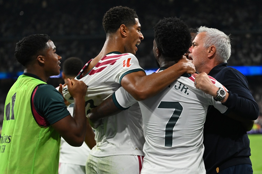 Vinicius Junior of Real Madrid celebrates with Jude Bellingham and Jose Mourinho, Manager of Real Madrid, after scoring a goal that was later disallowed following a foul during the LaLiga EA Sports 2026/27 match between Real Madrid and Villarreal CF at Estadio Santiago Bernabeu on October 10, 2026 in Madrid, Spain. (Photo by Denis Doyle/Getty Images)