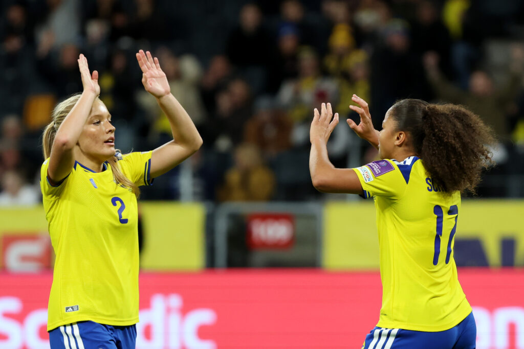 Arsenal 20yo recovers from foot injury to score in 10-0 win 3 SOLNA, SWEDEN - OCTOBER 13: Felicia Schroder of Sweden celebrates scoring her team’s fifth goal with Smilla Holmberg during the FIFA Women's World Cup 2027 Women's European Qualifiers Play-offs Round 1 Second Leg between Sweden and Lithuania at Strawberry Arena on October 13, 2026 in Solna, Sweden. (Photo by Michael Campanella/Getty Images)
