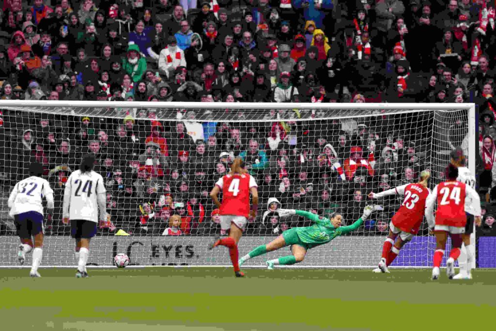 Arsenal claim massive 3 points at Tottenham but questions still remain 4 LONDON, ENGLAND - OCTOBER 24: Alessia Russo of Arsenal scores her team’s second goal from the penalty spot during the Barclays Women's Super League 2026/27 match between Tottenham Hotspur and Arsenal FC at Tottenham Hotspur Stadium on October 24, 2026 in London, England. (Photo by Paul Harding/Getty Images)