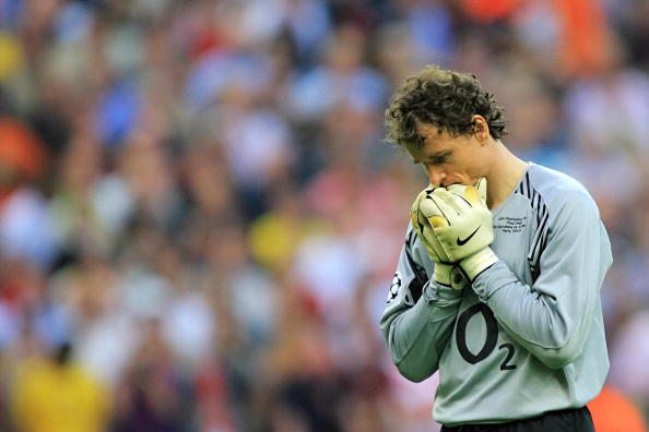 Saint-Denis, FRANCE: Arsenal's German goalkeeper Jens Lehmann reacts after the referee gave him a red card during the UEFA Champion's League final football match Barcelona vs. Arsenal, 17 May 2006 at the Stade de France in Saint-Denis, northern Paris. AFP PHOTO ODD ANDERSEN (Photo credit should read ODD ANDERSEN/AFP/Getty Images)