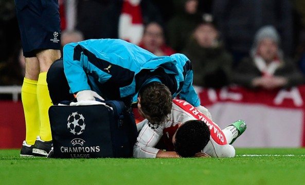 Arsenal's English midfielder Alex Oxlade-Chamberlain receives medical treatment during the UEFA Champions League round of 16 1st leg football match between Arsenal and Barcelona at the Emirates Stadium in London on February 23, 2016.   / AFP / JAVIER SORIANO        (Photo credit should read JAVIER SORIANO/AFP/Getty Images)