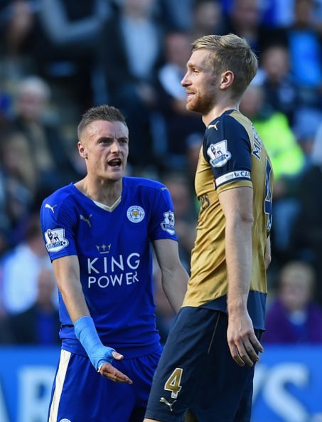 LEICESTER, ENGLAND - SEPTEMBER 26: Jamie Vardy of Leicester City and Per Mertesacker of Arsenal argue during the Barclays Premier League match between Leicester City and Arsenal at The King Power Stadium on September 26, 2015 in Leicester, United Kingdom. (Photo by Michael Regan/Getty Images)