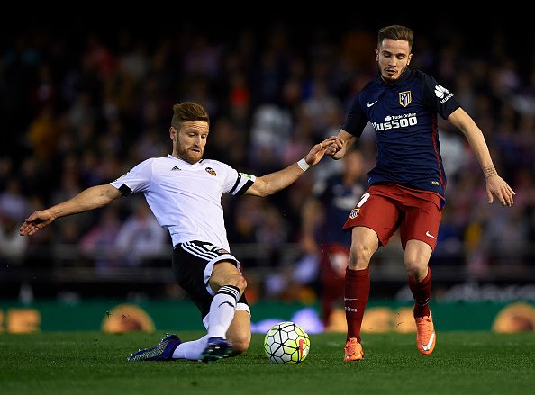 VALENCIA, SPAIN - MARCH 06: Shkodran Mustafi (L) of Valencia competes for the ball with Saul Niguez of Atletico de Madrid during the La Liga match between Valencia CF and Atletico de Madrid at Estadi de Mestalla on March 06, 2016 in Valencia, Spain. (Photo by Manuel Queimadelos Alonso/Getty Images)