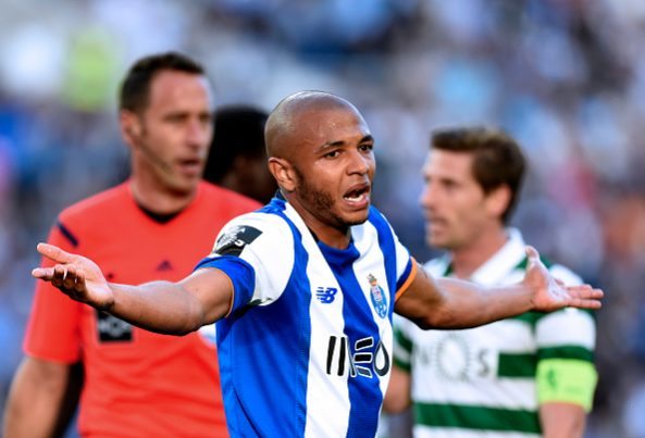 Porto's Algerian midfielder Yacine Brahimi gestures during the Portuguese league football match FC Porto vs Sporting CP at the Dragao stadium in Porto on April 29, 2016. / AFP / FRANCISCO LEONG