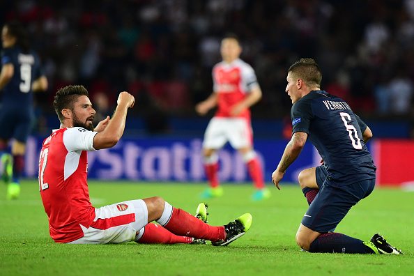 Giroud added a physical presence against PSG in midweek and despite his controversial dismissal late on, is gradually building himself back to full fitness. | Photo: Franck Fife / Getty Images