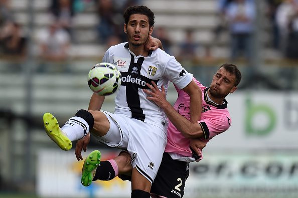 PARMA, ITALY - APRIL 26: Ishak Belfodil (L) of Parma and Roberto Vitiello of Palermo compete for the ball during the Serie A match between Parma FC and US Citta di Palermo at Stadio Ennio Tardini on April 26, 2015 in Parma, Italy. (Photo by Tullio M. Puglia/Getty Images)