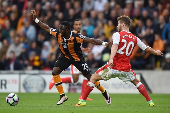 HULL, ENGLAND - SEPTEMBER 17: Adama Diomande of Hull City and Shkodran Mustafi of Arsenal battle for possession during the Premier League match between Hull City and Arsenal at KCOM Stadium on September 17, 2016 in Hull, England. (Photo by Tony Marshall/Getty Images)