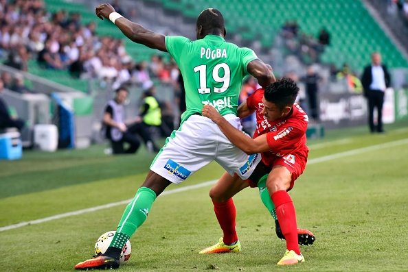 Montpellier's French midfielder Morgan Sanson (R) vies with Saint-Etienne's Guyan forward Florentin Pogba (L) during the French Ligue 1 Football match between Saint-Etienne (ASSE) and Montpellier (MHSC) at the Geoffroy-Guichard stadium in Saint-Etienne, central eastern France, on August 21, 2016. (Photo credit: Romain Lafabregue / Getty Images) 