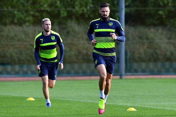 Arsenal's French striker Olivier Giroud (R) and Arsenal's Welsh midfielder Aaron Ramsey (L) take part in a training session at Arsenal's London Colney training ground near Watford north of London on October 18, 2016 ahead of their UEFA Champions League group A football match against Ludogorets Razgrad on October 19. / AFP / BEN STANSALL (Photo credit should read BEN STANSALL/AFP/Getty Images)