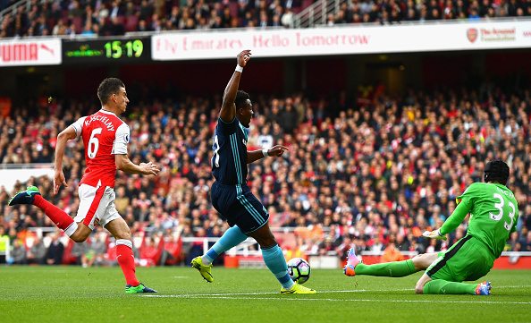 LONDON, ENGLAND - OCTOBER 22: Petr Cech of Arsenal (R) saves a shot from Adama Traore of Middlesbrough (C) during the Premier League match between Arsenal and Middlesbrough at Emirates Stadium on October 22, 2016 in London, England. (Photo by Dan Mullan/Getty Images)