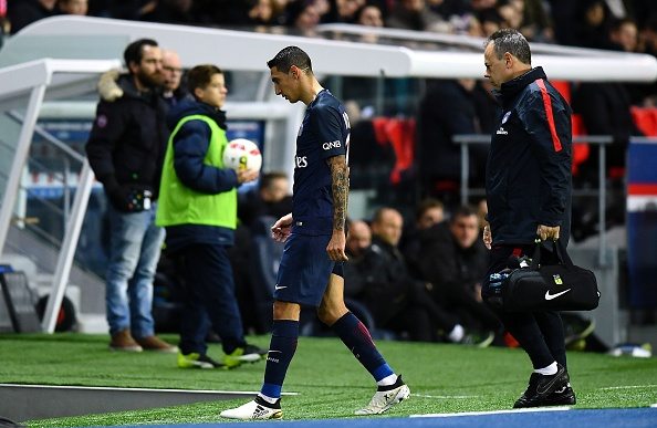 Paris Saint-Germain's Argentinian forward Angel Di Maria (C) leaves the pitch during the French L1 football match between Paris Saint-Germain (PSG) and Nantes at the Parc des Princes stadium in Paris on November 19, 2016. / AFP / FRANCK FIFE (Photo credit should read FRANCK FIFE/AFP/Getty Images)