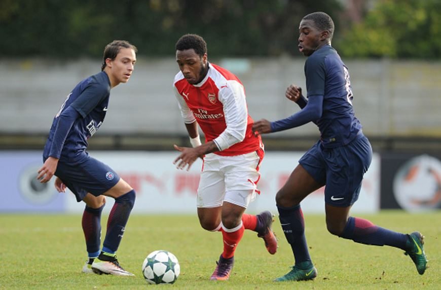 BOREHAMWOOD, ENGLAND - NOVEMBER 23: Kaylen Hinds of Arsenal takes on Boubakary Soumare and Theo Epailly of PSG during the UEFA Youth League match at Meadow Park on November 23, 2016 in Borehamwood, England. (Photo by David Price / Arsenal FC via Getty Images) 
