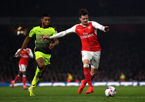 LONDON, ENGLAND - OCTOBER 25: Carl Jenkinson of Arsenal (R) is chased by Dominic Samuel of Reading (L) during the EFL Cup fourth round match between Arsenal and Reading at Emirates Stadium on October 25, 2016 in London, England. (Photo by Michael Regan/Getty Images)