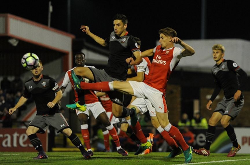 BOREHAMWOOD, ENGLAND - OCTOBER 14: Ben Sheaf of Arsenal (R) challenges Southampton's Alfie Jones (C) during the match between Arsenal u23 and Southampton u23 at Meadow Park. (Photo source: David Price / Arsenal FC via Getty Images)