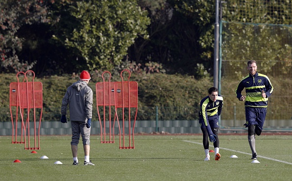 Arsenal's German defender Per Mertesacker (R) and Spanish defender Hector Bellerin take part in a training session at the club's complex in London Colney on December 5, 2016. Arsenal play FC Basel in a UEFA Champions League Group A match tomorrow. / AFP / ADRIAN DENNIS (Photo credit should read ADRIAN DENNIS/AFP/Getty Images)