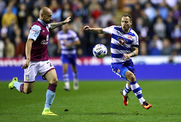 READING, ENGLAND - OCTOBER 18: Alan Hutton of Aston Villa clears the ball as Roy Beerens of Reading during the Sky Bet Championship match between Reading and Aston Villa at Madejski Stadium on October 18, 2016 in Reading, England. (Photo by Warren Little/Getty Images)