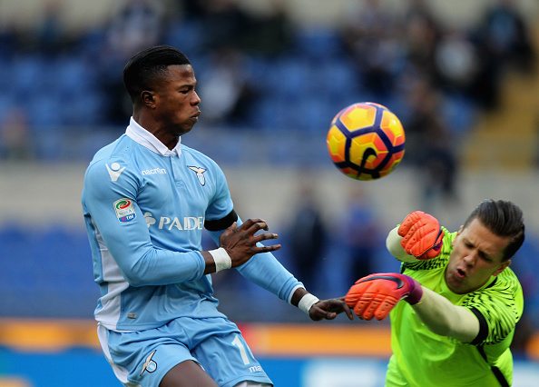 ROME, ITALY - DECEMBER 04: AS Roma goalkeeper Wojciech Szczesny competes for the ball with Keita Balde of SS Lazio and AS Roma at Stadio Olimpico on December 4, 2016 in Rome, Italy. (Picture source: Getty) 