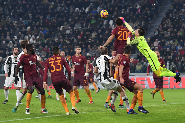 TURIN, ITALY - DECEMBER 17: Wojciech Szczesny (R) of AS Roma in action during the Serie A match between Juventus FC and AS Roma at Juventus Stadium on December 17, 2016 in Turin, Italy.