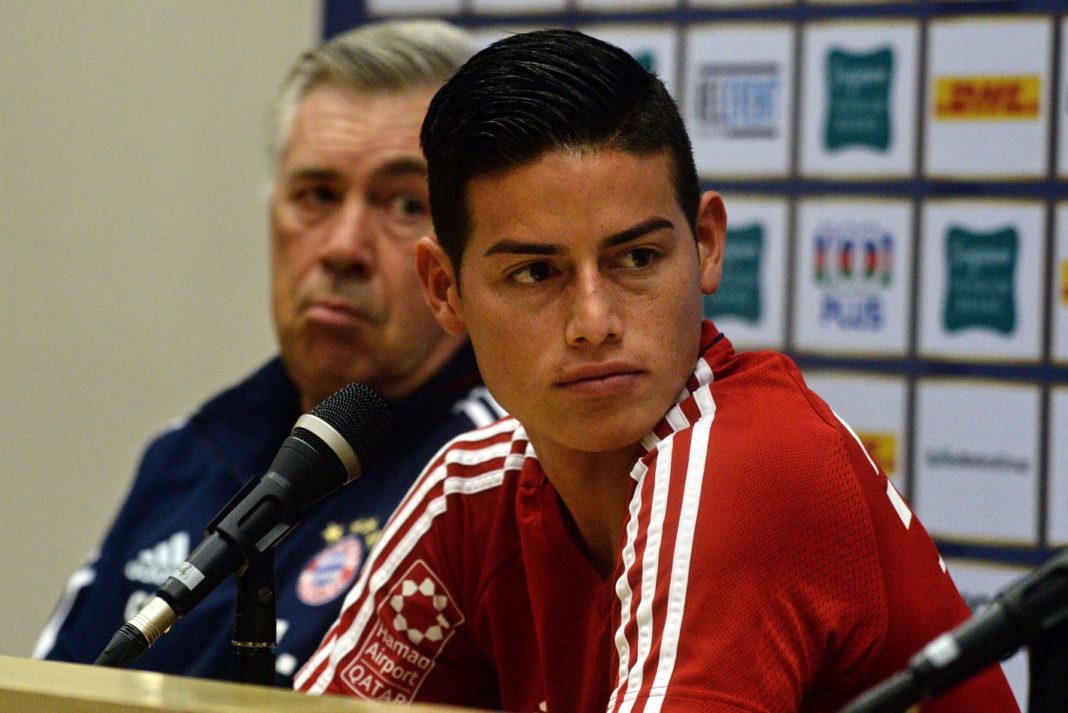 Bayern Munich's midfielder James Rodriguez (R) and head coach Carlo Ancelotti attend a pre-match press conference in Singapore on July 24, 2017, ahead of the International Champions Cup football match between Bayern Munich and Chelsea on July 25. / AFP PHOTO / ROSLAN RAHMAN