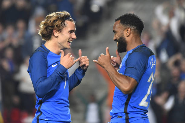 France's forward Antoine Griezmann (R) celebrates his goal with France's forward Alexandre Lacazette (L) during the friendly football match France vs Paraguay on June 2, 2017 at the Roazhon Park stadium in Rennes.  / AFP PHOTO / FRANCK FIFE       