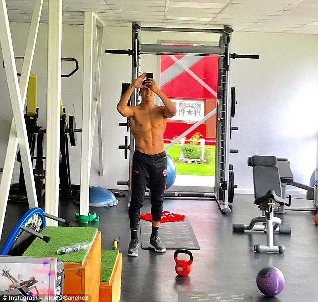 Alexis in gym with Chile 2